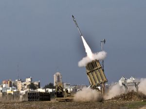 Un misil israelí se lanzó desde el sistema de misiles de defensa Cúpula de Hierro en la ciudad meridional israelí de Ashdod, en respuesta a un cohete lanzado desde la cercana Franja de Gaza palestina